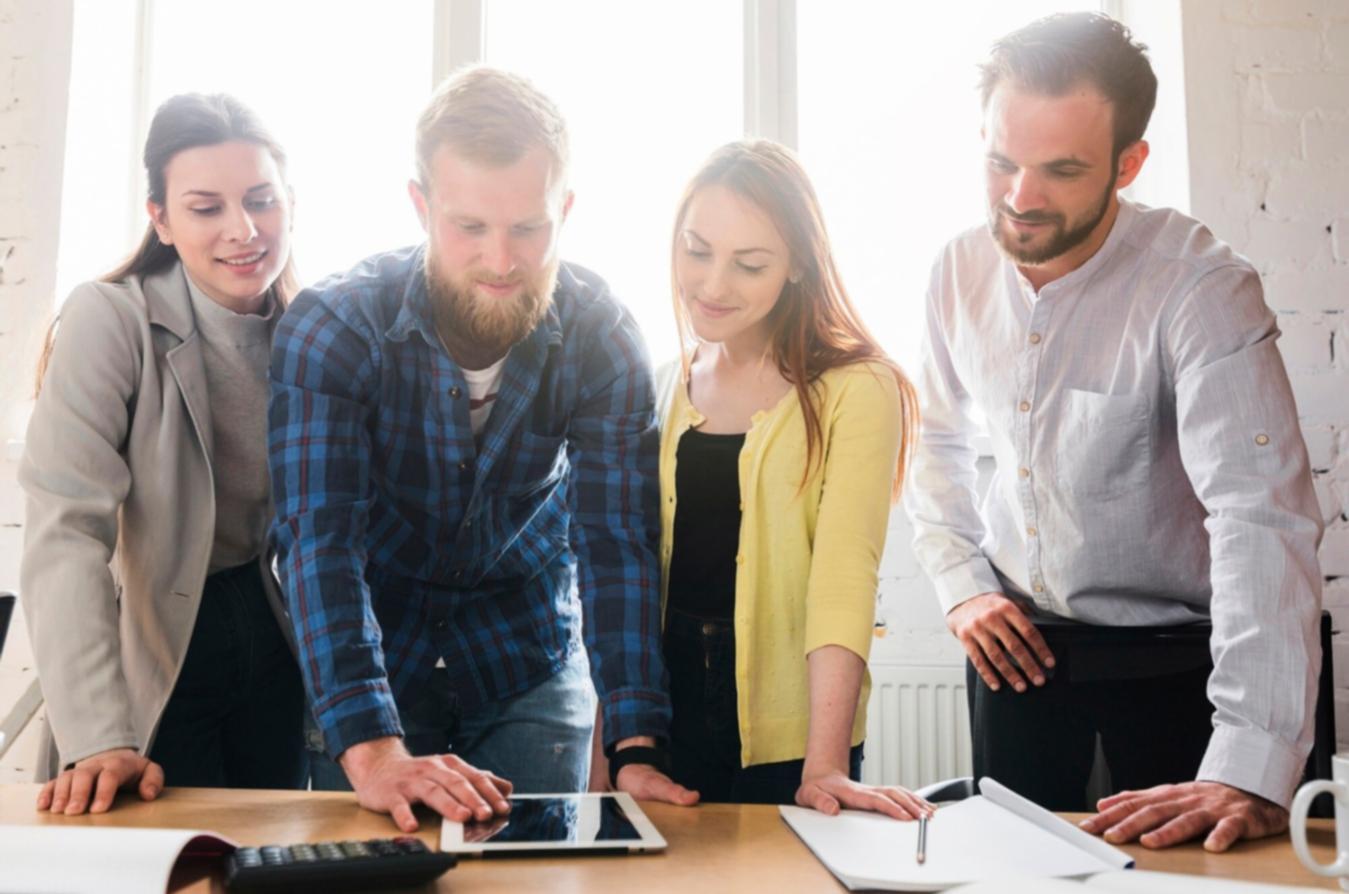 Arbeitsplatz mit strukturierten Notizen und Planungstools